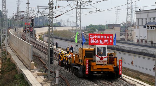 完成铺轨！云南大瑞铁路大保段年内开通运营