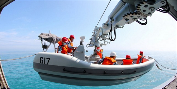 东部战区海军奔赴东海某海域开展实战化训练