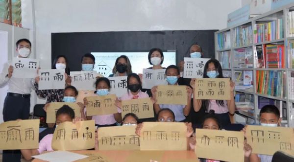 打开学习汉语一扇窗 中国向马达加斯加学校捐赠图书