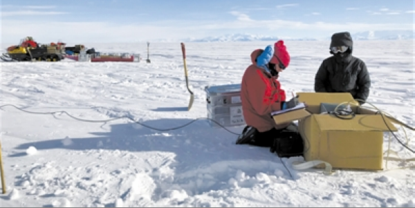 南极冰层下首次探测到大型地下水系统