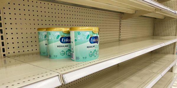 观天下·美国“奶粉危机”|动用《国防生产法》增产奶粉　为搏中期选举民主党很拼