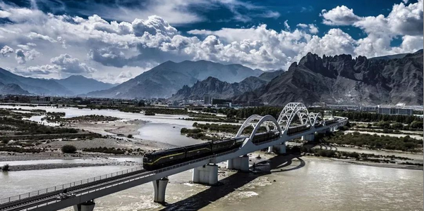 青藏铁路格尔木至拉萨段电气化改造，将开行动车