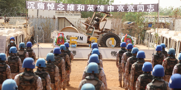 中国第九批赴马里维和工兵分队举行仪式祭奠维和烈士申亮亮