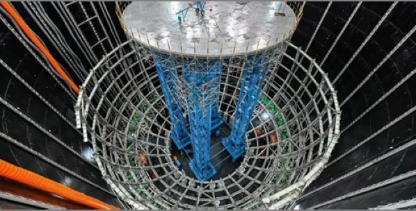 700米深地下，13层楼高巨型玻璃球，就为逮住它