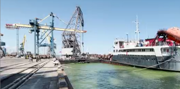  俄乌冲突爆发后马里乌波尔港口首艘到港货船在港内完成货物装载