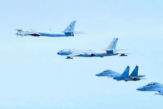 歼-16、轰-6K、图-95首次同框，这张照片拍得好！