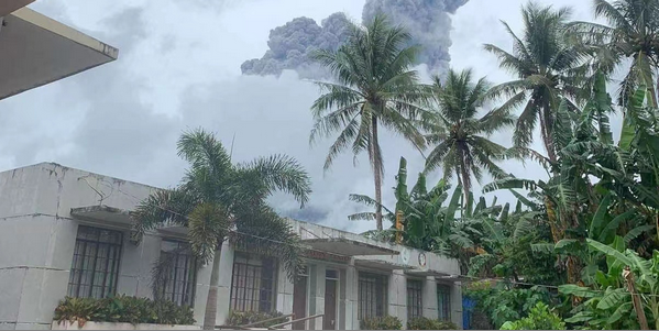 菲律宾布卢桑火山喷发 火山警戒级别上调至1级