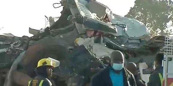 南非一大巴与卡车相撞 造成至少15死37伤