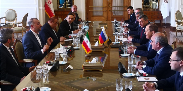 伊朗外长同俄罗斯外长会晤并举行新闻发布会