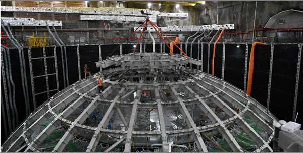 江门中微子实验中心探测器不锈钢主结构安装完成