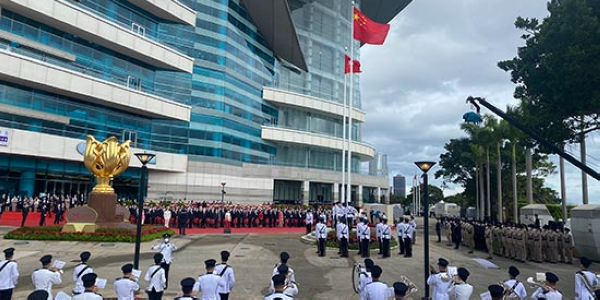 香港举行回归25周年升旗礼，护旗方队中式步操进场