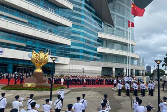 香港举行回归25周年升旗礼，护旗方队中式步操进场