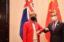 王毅会见澳大利亚外长黄英贤
