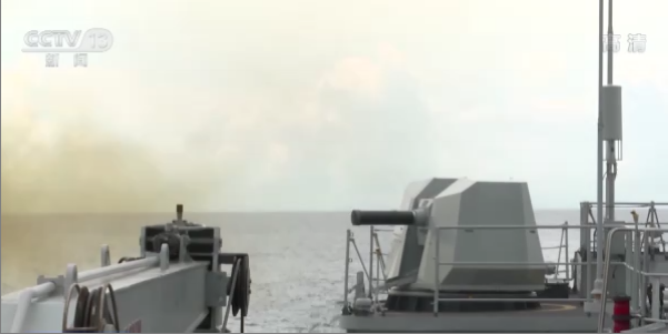人民海军护卫舰赴南海海域开展连续3天实弹射击训练