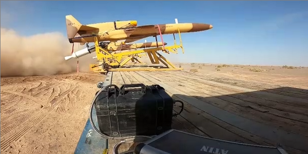 伊朗无人机军演第二天 多种型号无人机实战演练