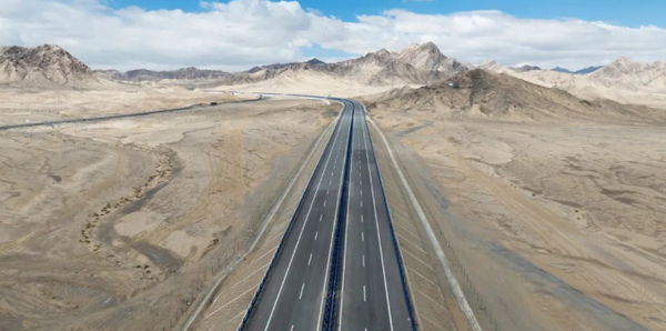 无人区中建高速公路，是怎样一种体验？