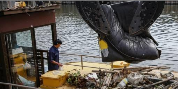 泰国首都曼谷河渠内存在大量垃圾 导致雨季排水缓慢加剧城区内涝