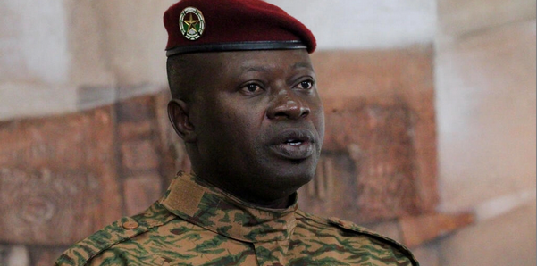 布基纳法索过渡总统决定兼任国防部长职务