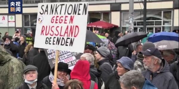 德国发生示威游行 民众抗议德干预俄乌冲突