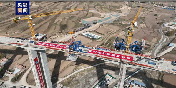 青海首座高速公路螺旋曲线桥实现右幅合龙
