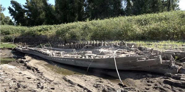 美密西西比河水位创新低 河道惊现19世纪商船残骸