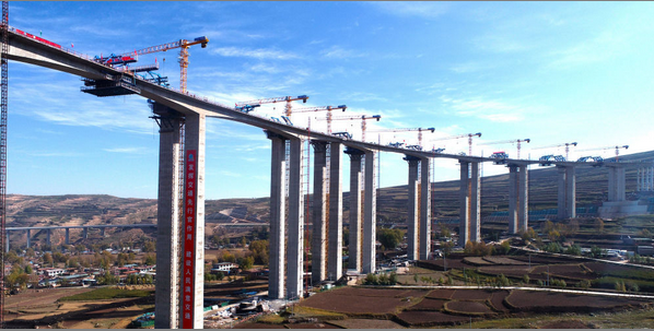 青海首座高速公路螺旋曲线桥建设取得新进展