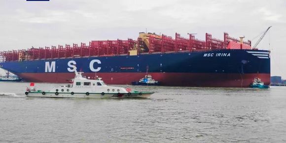 “巨无霸”入江！全球最大集装箱船在长江泰州段顺利出坞