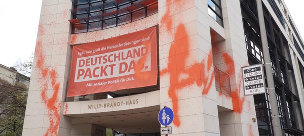 德国气候保护组织激进分子破坏执政党总部外墙