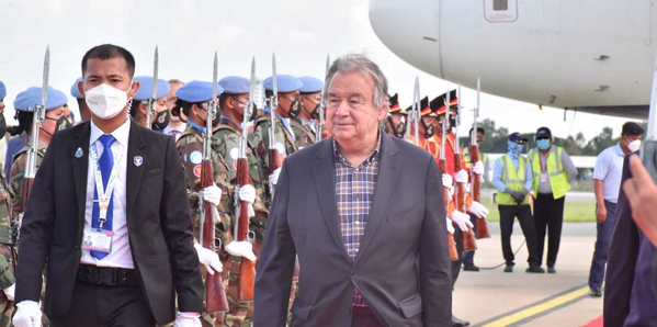 联合国秘书长抵达柬埔寨出席东盟-联合国峰会