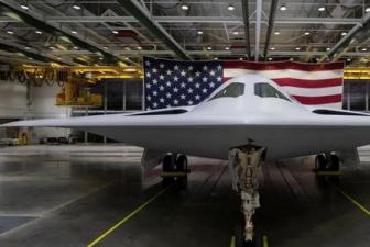B-21首露真容，美神秘轰炸机高调作秀为哪般？