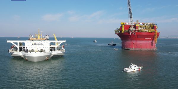 我国建造的最大圆筒型海上油气加工厂启运发往英国