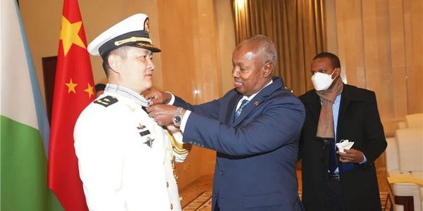 首次授予外国驻军司令员，我驻吉布提首任司令员被吉授予最高等级勋章