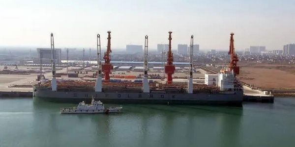 世界载重吨位最大多用途重吊船靠泊江苏启东吕四起步港区