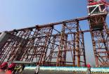 常泰长江大桥主航道桥首个大节段钢梁顺利吊装