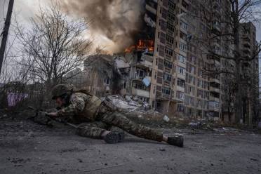 乌克兰军队撤出重镇阿夫杰耶夫卡，乌军或处于崩溃边缘